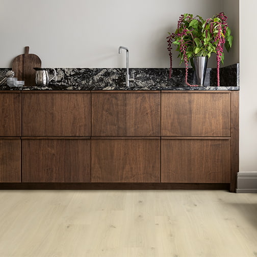 braune Holzküche mit beigefarbenem Laminatfussboden
